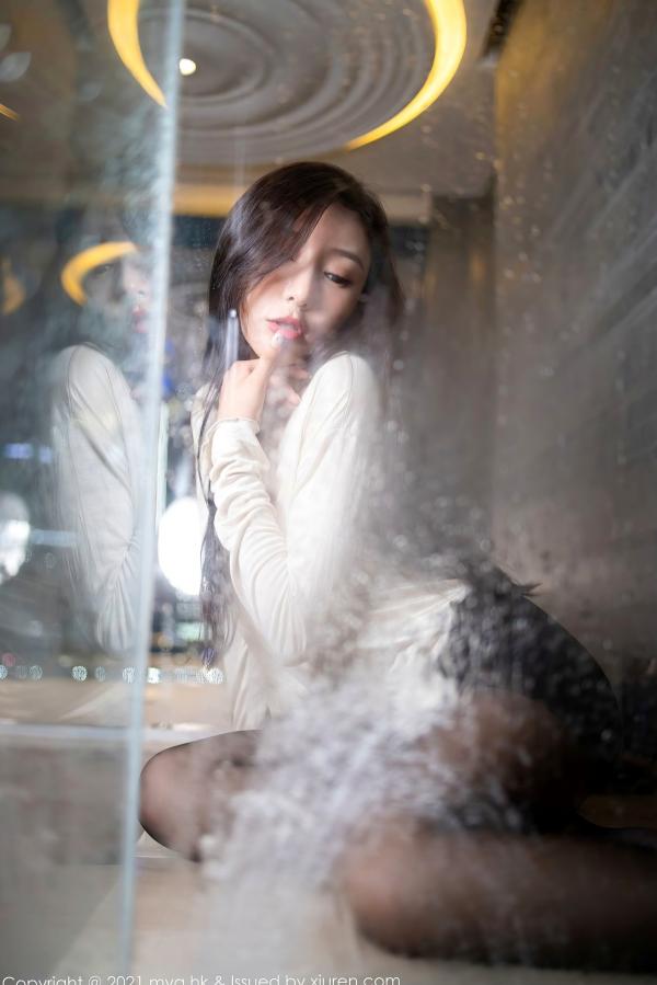 王馨瑶   王馨瑶Yanni私房大片：MyGirl美媛馆江浙沪夜景浴室湿身诱惑，白T黑丝与玫瑰花瓣的极致性感碰撞第35张图片