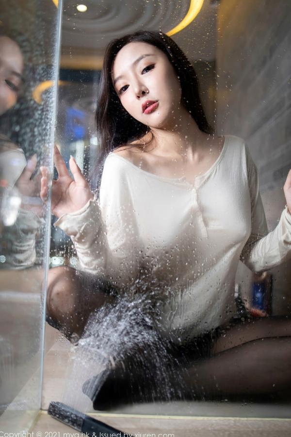 王馨瑶   王馨瑶Yanni私房大片：MyGirl美媛馆江浙沪夜景浴室湿身诱惑，白T黑丝与玫瑰花瓣的极致性感碰撞第36张图片