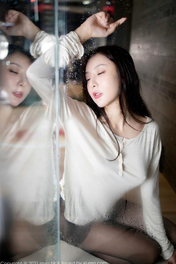 王馨瑶   王馨瑶Yanni私房大片：MyGirl美媛馆江浙沪夜景浴室湿身诱惑，白T黑丝与玫瑰花瓣的极致性感碰撞第38张图片