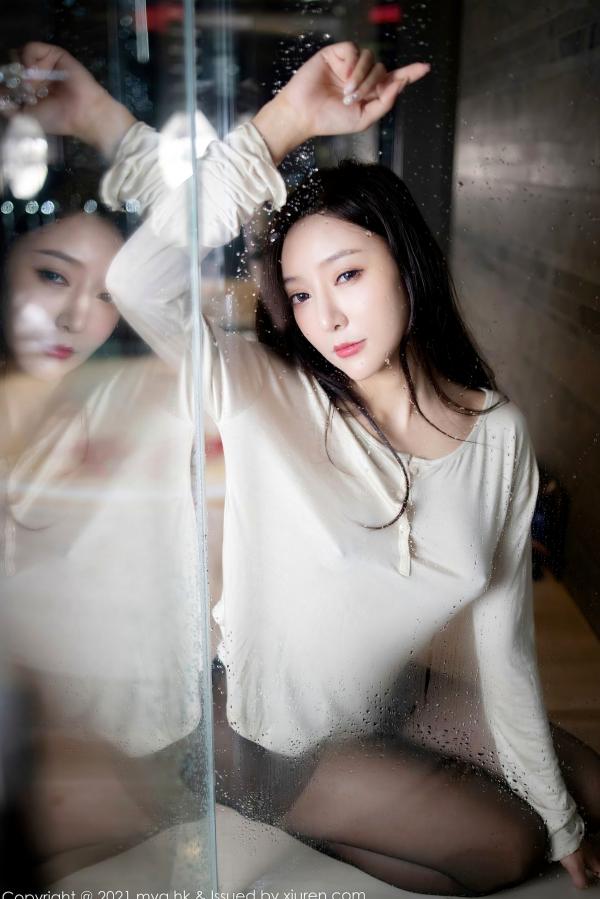 王馨瑶   王馨瑶Yanni私房大片：MyGirl美媛馆江浙沪夜景浴室湿身诱惑，白T黑丝与玫瑰花瓣的极致性感碰撞第39张图片