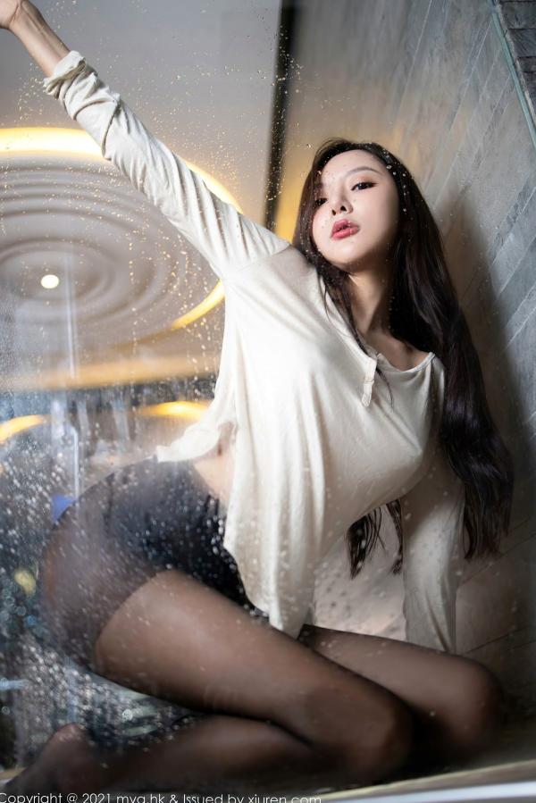 王馨瑶   王馨瑶Yanni私房大片：MyGirl美媛馆江浙沪夜景浴室湿身诱惑，白T黑丝与玫瑰花瓣的极致性感碰撞第40张图片