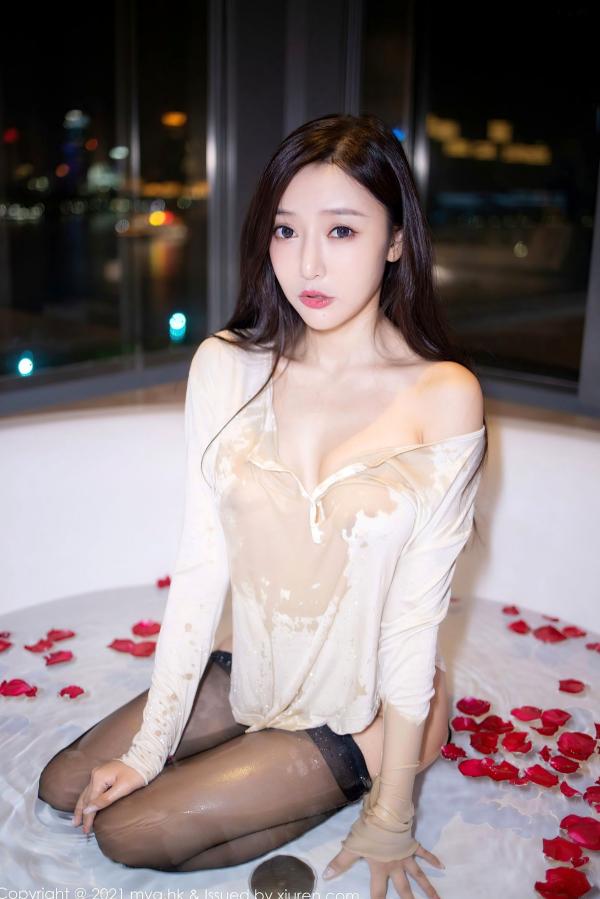 王馨瑶   王馨瑶Yanni私房大片：MyGirl美媛馆江浙沪夜景浴室湿身诱惑，白T黑丝与玫瑰花瓣的极致性感碰撞第53张图片