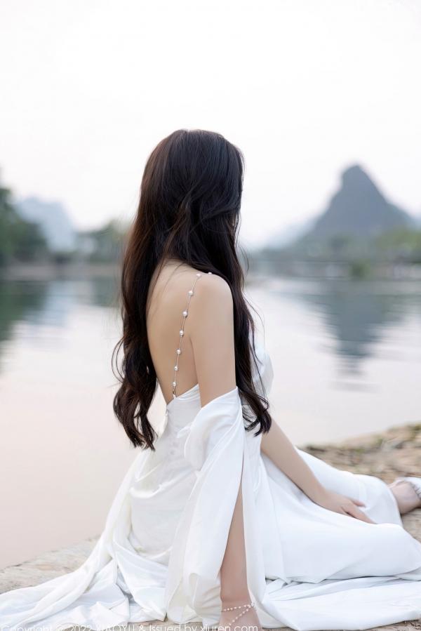 王馨瑶   XiaoYu语画界884期：王馨瑶Yanni杭州旅拍，夜色泳池与室内私房，身着白色蕾丝内衣与吊带丝袜，尽显纯欲风情，完美身材曲线演绎极致魅惑，无圣光大尺度第2张图片