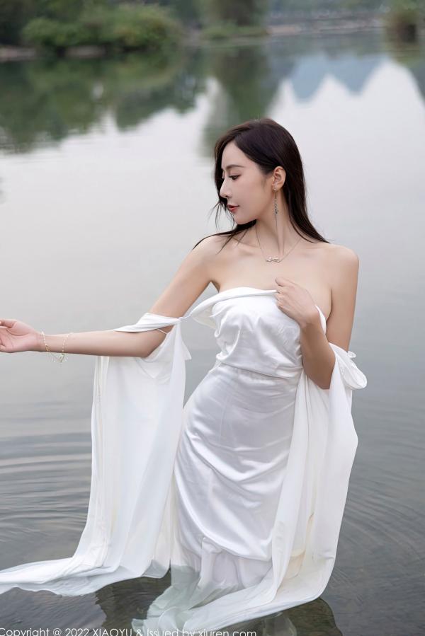 王馨瑶   XiaoYu语画界884期：王馨瑶Yanni杭州旅拍，夜色泳池与室内私房，身着白色蕾丝内衣与吊带丝袜，尽显纯欲风情，完美身材曲线演绎极致魅惑，无圣光大尺度第10张图片