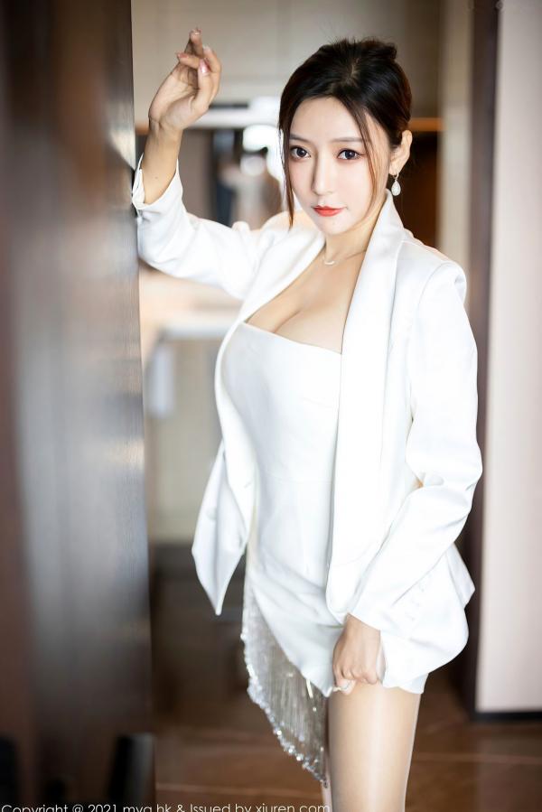 王馨瑶   MyGirl美媛馆-541-王馨瑶Yanni：纯白抹胸短裙与高跟鞋的优雅诱惑，完美身材展现知性御姐范儿第1张图片