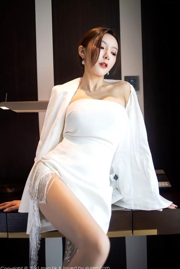 王馨瑶   MyGirl美媛馆-541-王馨瑶Yanni：纯白抹胸短裙与高跟鞋的优雅诱惑，完美身材展现知性御姐范儿第10张图片
