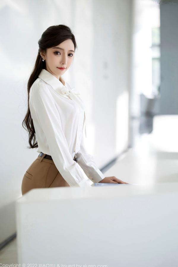 王馨瑶   XiaoYu语画界-852-王馨瑶：职场白衬衫与粉色内衣的极致诱惑，优雅干练与性感私房写真，无圣光大尺度呈现第1张图片