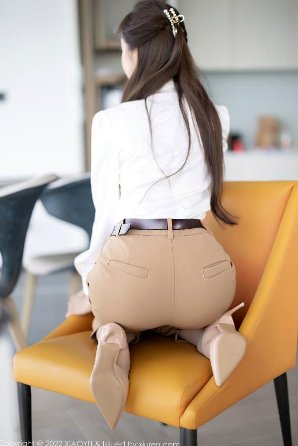 王馨瑶   XiaoYu语画界-852-王馨瑶：职场白衬衫与粉色内衣的极致诱惑，优雅干练与性感私房写真，无圣光大尺度呈现第14张图片