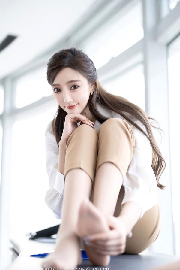 王馨瑶   XiaoYu语画界-852-王馨瑶：职场白衬衫与粉色内衣的极致诱惑，优雅干练与性感私房写真，无圣光大尺度呈现第17张图片