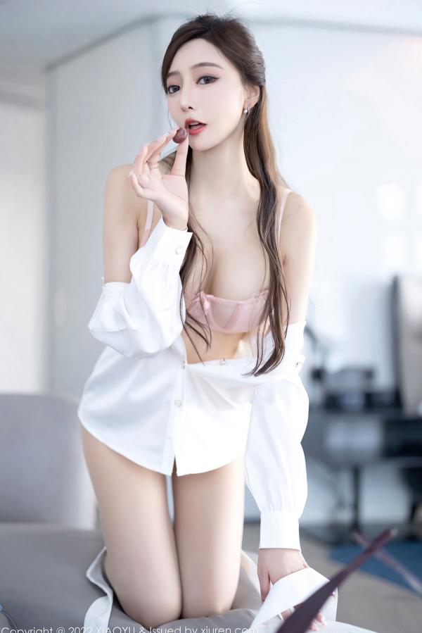 王馨瑶   XiaoYu语画界-852-王馨瑶：职场白衬衫与粉色内衣的极致诱惑，优雅干练与性感私房写真，无圣光大尺度呈现第65张图片