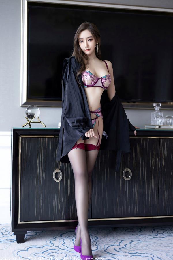 王馨瑶   【语画界】王馨瑶Yanni室内私房大尺度美照，精致蕾丝内衣配吊带黑丝，展现撩人S型身姿，气质冷艳诱惑十足（2022.07.14）第12张图片
