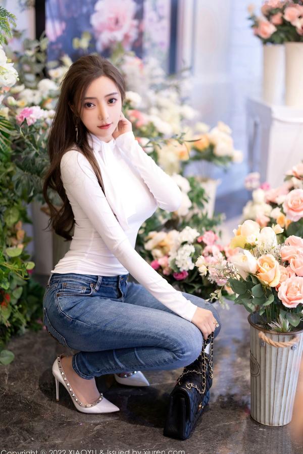 王馨瑶   XiaoYu语画界王馨瑶Yanni私房大尺度，白色紧身衣配牛仔裤肉丝美腿，都市丽人纯欲风采，高清无圣光摄影美图第8张图片