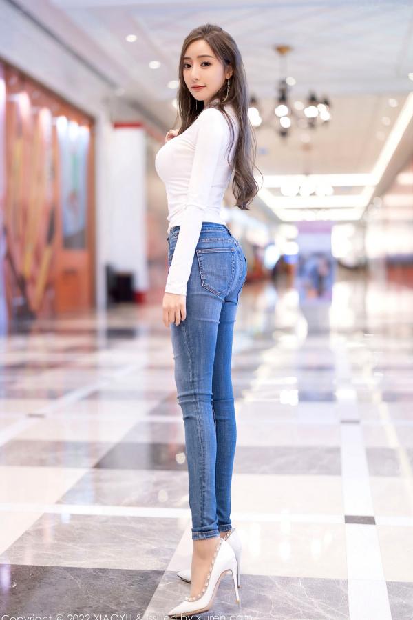 王馨瑶   XiaoYu语画界王馨瑶Yanni私房大尺度，白色紧身衣配牛仔裤肉丝美腿，都市丽人纯欲风采，高清无圣光摄影美图第10张图片