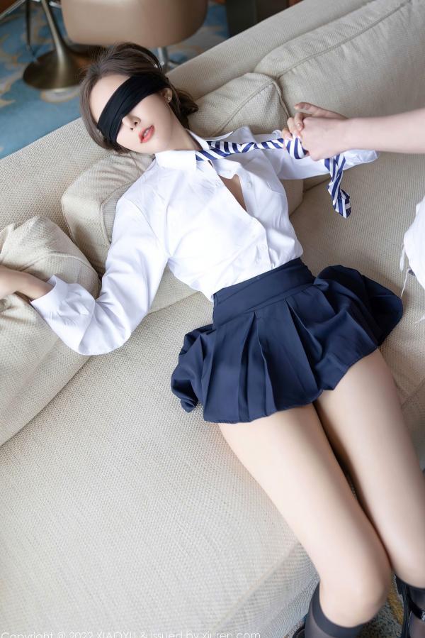 王馨瑶   XiaoYu语画界王馨瑶Yanni私房写真，解开白衬衫秀傲人曲线，搭配黑丝尽显御姐性感魅力，极品女神大尺度诱惑第35张图片