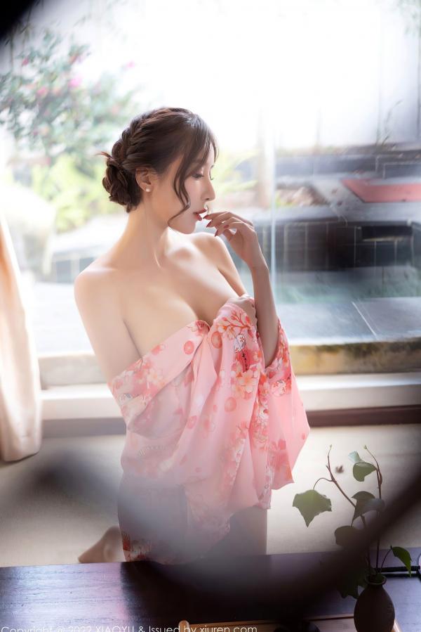 王馨瑶   XiaoYu语画界-754-王馨瑶-云南心愿旅拍粉色华衣裹身，户外白色蕾丝长裙野性写真，绝美气质大尺度私房照 - 无圣光第48张图片