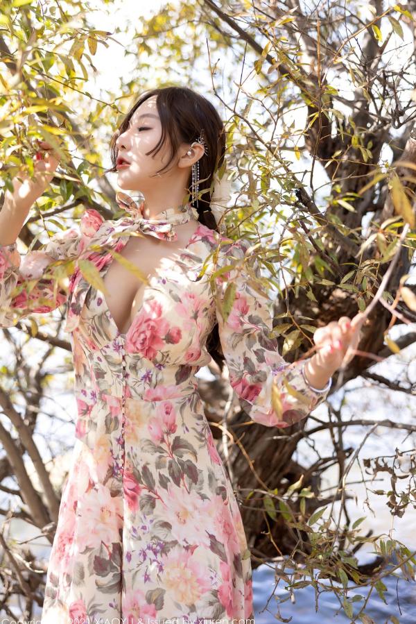 王馨瑶   语画界-682：王馨瑶Yanni云南唯美旅拍，身着花样长裙邂逅精致内衣，红叶林间的极致性感诱惑第7张图片