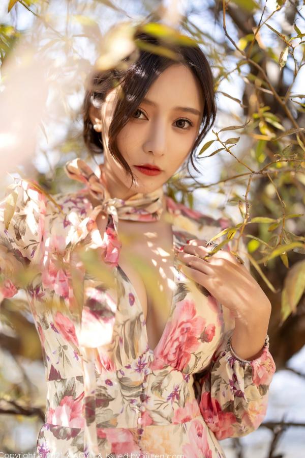 王馨瑶   语画界-682：王馨瑶Yanni云南唯美旅拍，身着花样长裙邂逅精致内衣，红叶林间的极致性感诱惑第14张图片