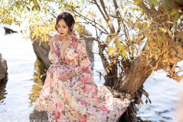 王馨瑶   语画界-682：王馨瑶Yanni云南唯美旅拍，身着花样长裙邂逅精致内衣，红叶林间的极致性感诱惑第17张图片