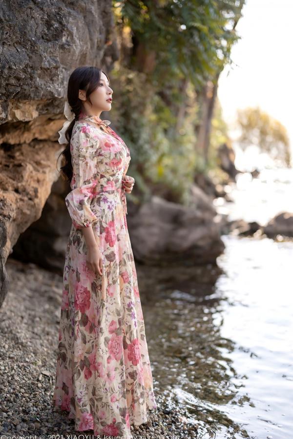 王馨瑶   语画界-682：王馨瑶Yanni云南唯美旅拍，身着花样长裙邂逅精致内衣，红叶林间的极致性感诱惑第19张图片