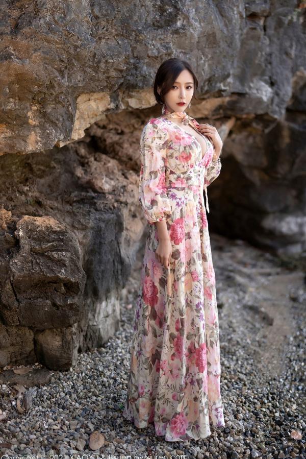 王馨瑶   语画界-682：王馨瑶Yanni云南唯美旅拍，身着花样长裙邂逅精致内衣，红叶林间的极致性感诱惑第20张图片