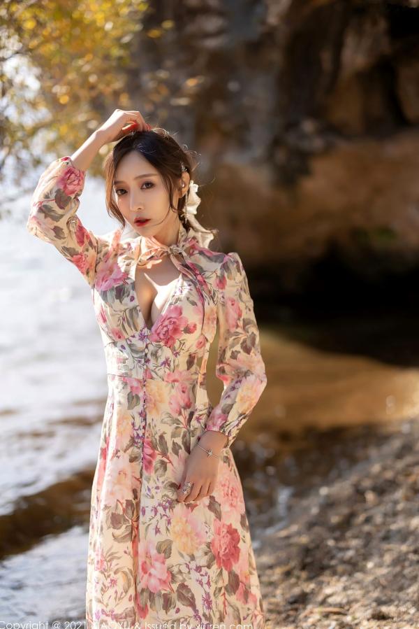 王馨瑶   语画界-682：王馨瑶Yanni云南唯美旅拍，身着花样长裙邂逅精致内衣，红叶林间的极致性感诱惑第28张图片