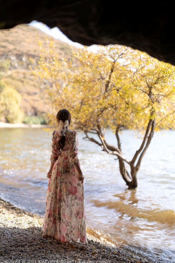 王馨瑶   语画界-682：王馨瑶Yanni云南唯美旅拍，身着花样长裙邂逅精致内衣，红叶林间的极致性感诱惑第30张图片