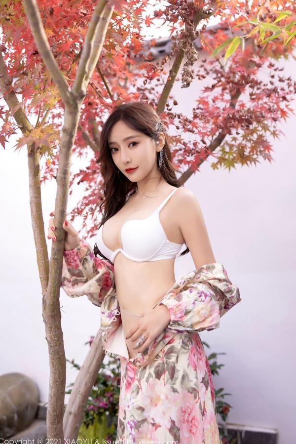 王馨瑶   语画界-682：王馨瑶Yanni云南唯美旅拍，身着花样长裙邂逅精致内衣，红叶林间的极致性感诱惑第55张图片