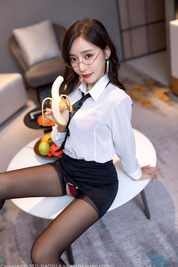 王馨瑶   XiaoYu语画界：王馨瑶Yanni白衬衫黑短裙职业装，金丝眼镜演绎极致职场OL制服诱惑，黑丝长腿尽显成熟女人味第22张图片