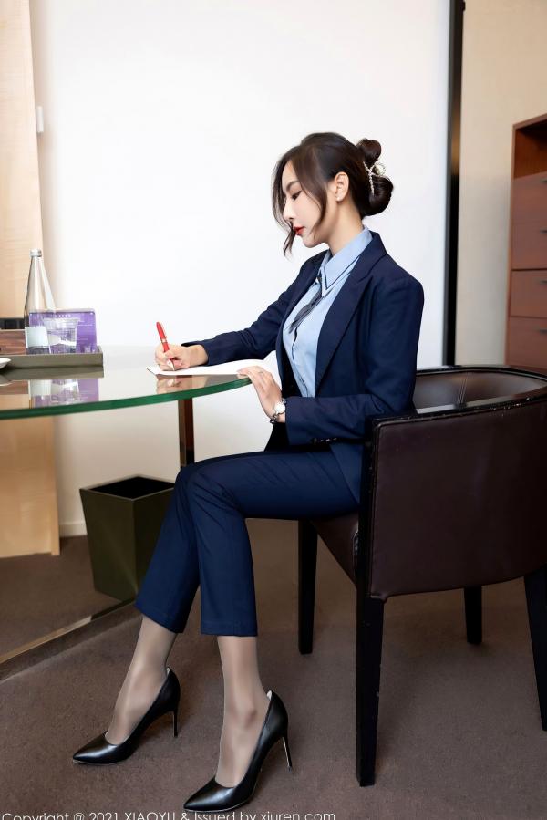 王馨瑶   XiaoYu语画界-639-王馨瑶-深蓝职业OL装制服诱惑，丝袜美腿展示，职场穿搭与性感私房大尺度摄影（2021.10.25）第2张图片