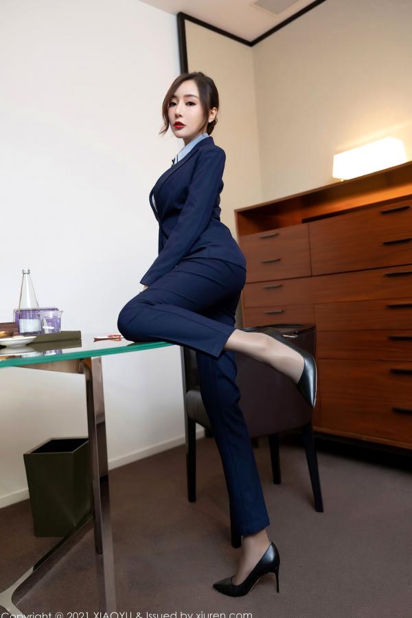 王馨瑶   XiaoYu语画界-639-王馨瑶-深蓝职业OL装制服诱惑，丝袜美腿展示，职场穿搭与性感私房大尺度摄影（2021.10.25）第10张图片