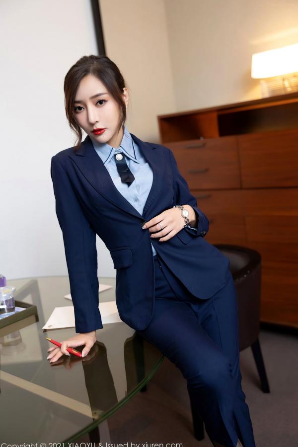 王馨瑶   XiaoYu语画界-639-王馨瑶-深蓝职业OL装制服诱惑，丝袜美腿展示，职场穿搭与性感私房大尺度摄影（2021.10.25）第11张图片
