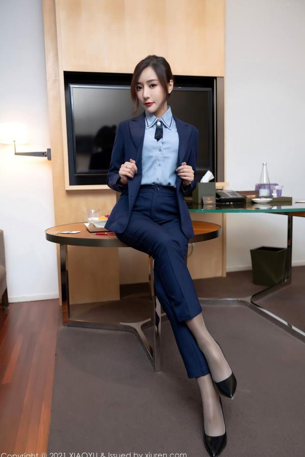 王馨瑶   XiaoYu语画界-639-王馨瑶-深蓝职业OL装制服诱惑，丝袜美腿展示，职场穿搭与性感私房大尺度摄影（2021.10.25）第14张图片
