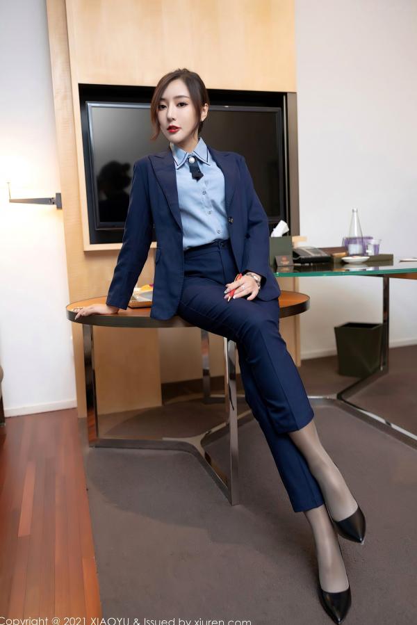 王馨瑶   XiaoYu语画界-639-王馨瑶-深蓝职业OL装制服诱惑，丝袜美腿展示，职场穿搭与性感私房大尺度摄影（2021.10.25）第15张图片