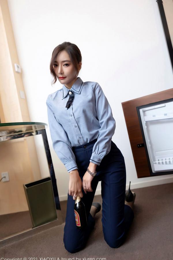 王馨瑶   XiaoYu语画界-639-王馨瑶-深蓝职业OL装制服诱惑，丝袜美腿展示，职场穿搭与性感私房大尺度摄影（2021.10.25）第25张图片