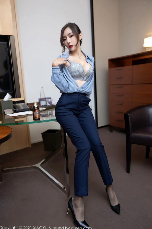 王馨瑶   XiaoYu语画界-639-王馨瑶-深蓝职业OL装制服诱惑，丝袜美腿展示，职场穿搭与性感私房大尺度摄影（2021.10.25）第26张图片