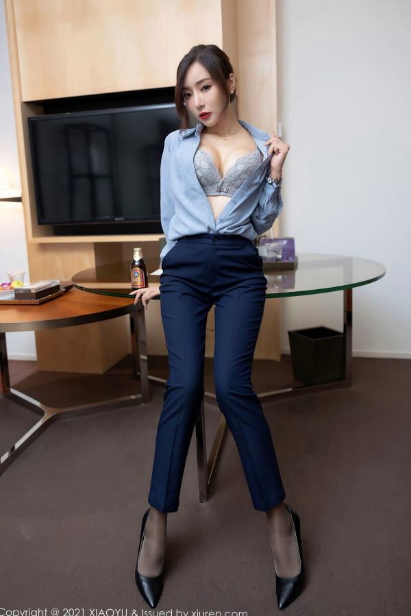 王馨瑶   XiaoYu语画界-639-王馨瑶-深蓝职业OL装制服诱惑，丝袜美腿展示，职场穿搭与性感私房大尺度摄影（2021.10.25）第29张图片