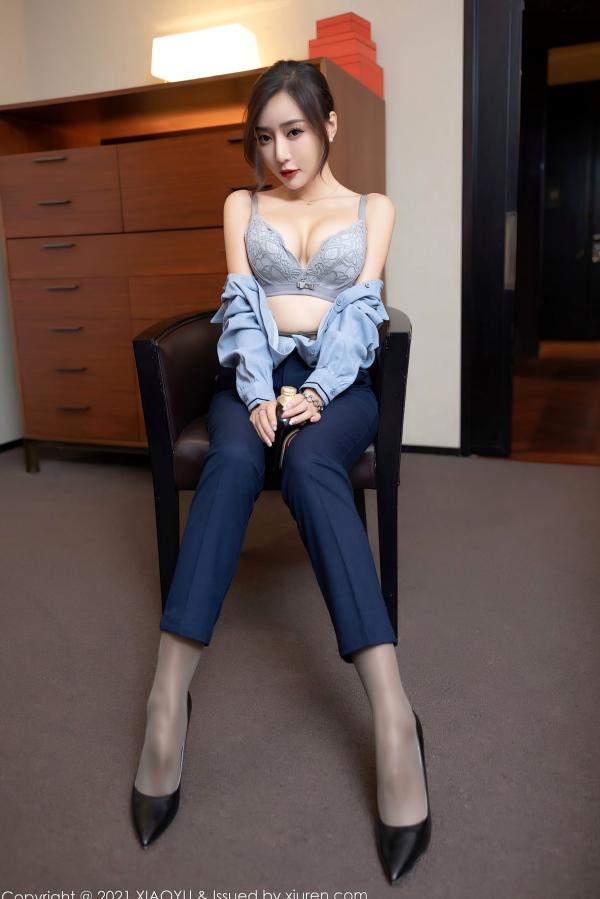 王馨瑶   XiaoYu语画界-639-王馨瑶-深蓝职业OL装制服诱惑，丝袜美腿展示，职场穿搭与性感私房大尺度摄影（2021.10.25）第35张图片