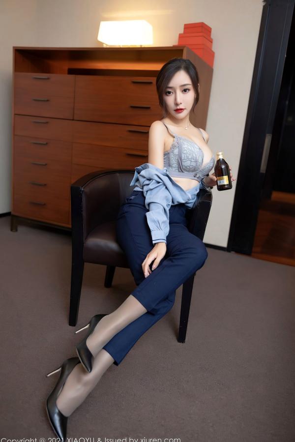 王馨瑶   XiaoYu语画界-639-王馨瑶-深蓝职业OL装制服诱惑，丝袜美腿展示，职场穿搭与性感私房大尺度摄影（2021.10.25）第36张图片