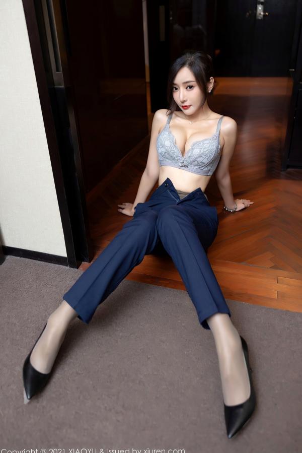 王馨瑶   XiaoYu语画界-639-王馨瑶-深蓝职业OL装制服诱惑，丝袜美腿展示，职场穿搭与性感私房大尺度摄影（2021.10.25）第43张图片
