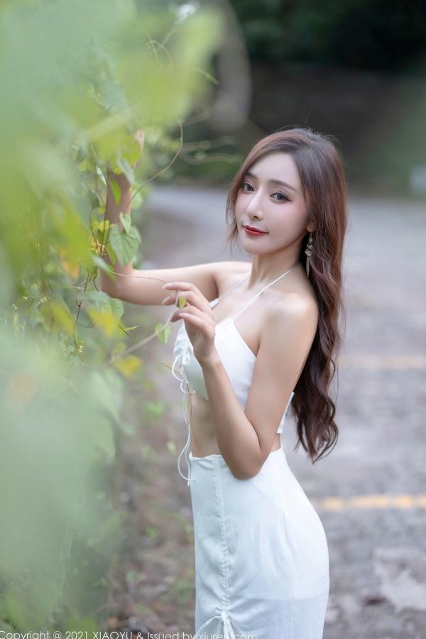 王馨瑶   XiaoYu语画界王馨瑶：黑色镂空内衣私房与纯白清凉户外写真，极致诱惑魅力展现第4张图片