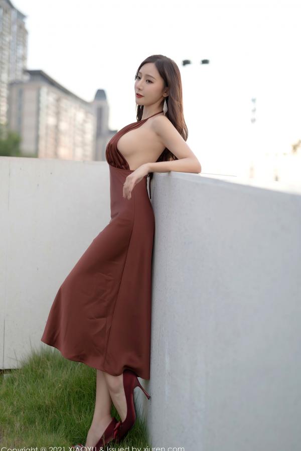 王馨瑶   XiaoYu语画界-590-王馨瑶-轻透香槟色吊带裙肉丝-高端室内私房写真，冷艳气质极具诱惑力，展现完美身材与丝滑肤感第11张图片