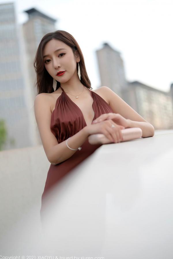 王馨瑶   XiaoYu语画界-590-王馨瑶-轻透香槟色吊带裙肉丝-高端室内私房写真，冷艳气质极具诱惑力，展现完美身材与丝滑肤感第19张图片