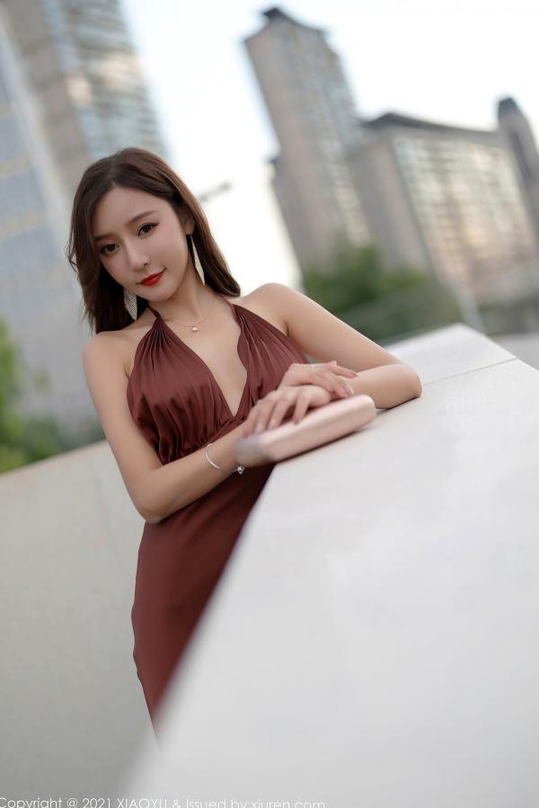 王馨瑶   XiaoYu语画界-590-王馨瑶-轻透香槟色吊带裙肉丝-高端室内私房写真，冷艳气质极具诱惑力，展现完美身材与丝滑肤感第20张图片