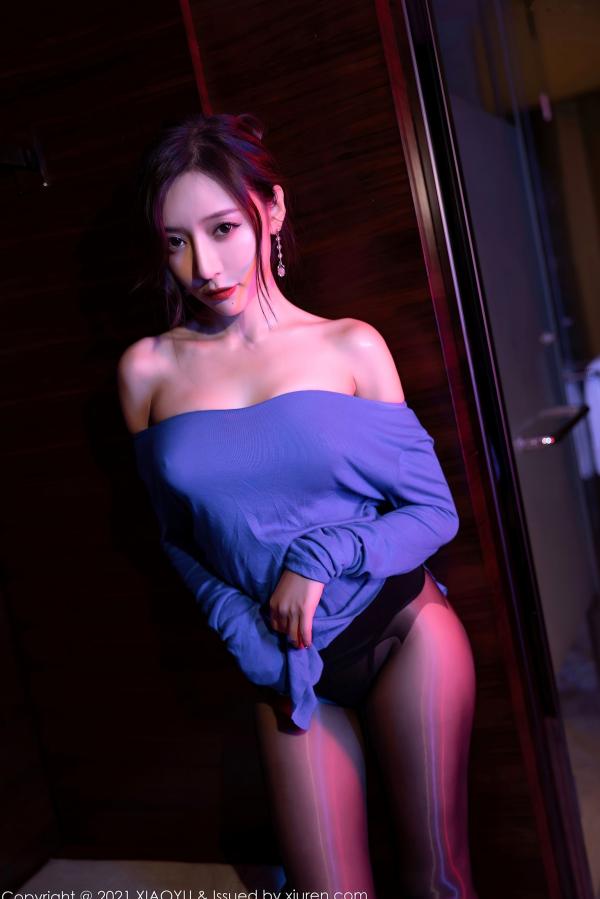 王馨瑶   王馨瑶-浴缸湿身诱惑-蓝色上衣黑丝裤袜时尚写真-极致性感大尺度美图第35张图片
