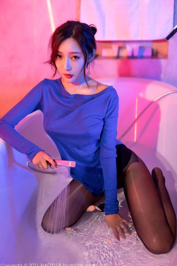王馨瑶   王馨瑶-浴缸湿身诱惑-蓝色上衣黑丝裤袜时尚写真-极致性感大尺度美图第38张图片