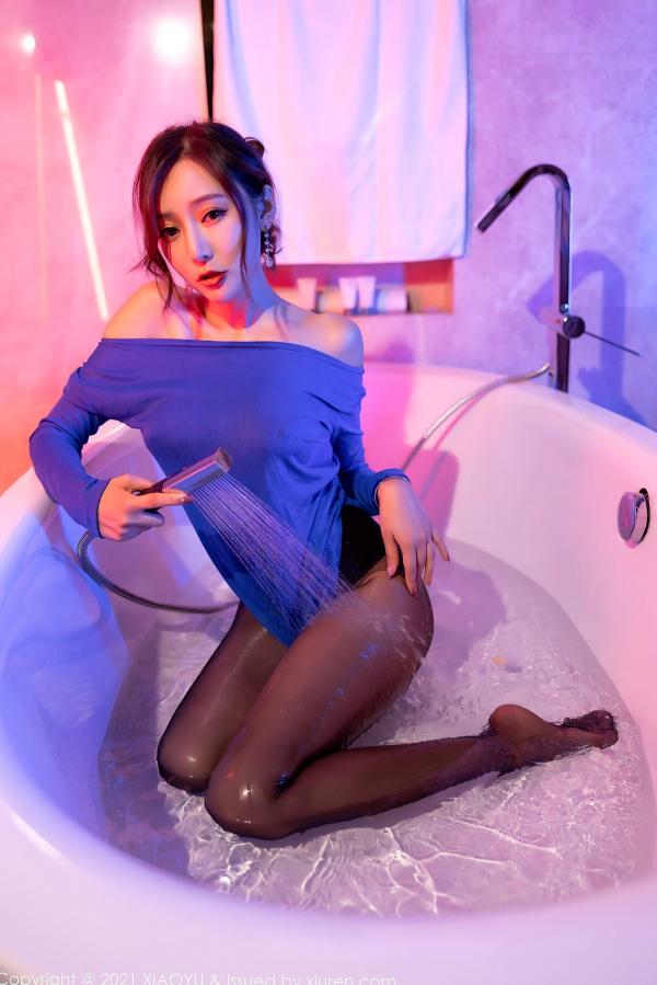 王馨瑶   王馨瑶-浴缸湿身诱惑-蓝色上衣黑丝裤袜时尚写真-极致性感大尺度美图第39张图片