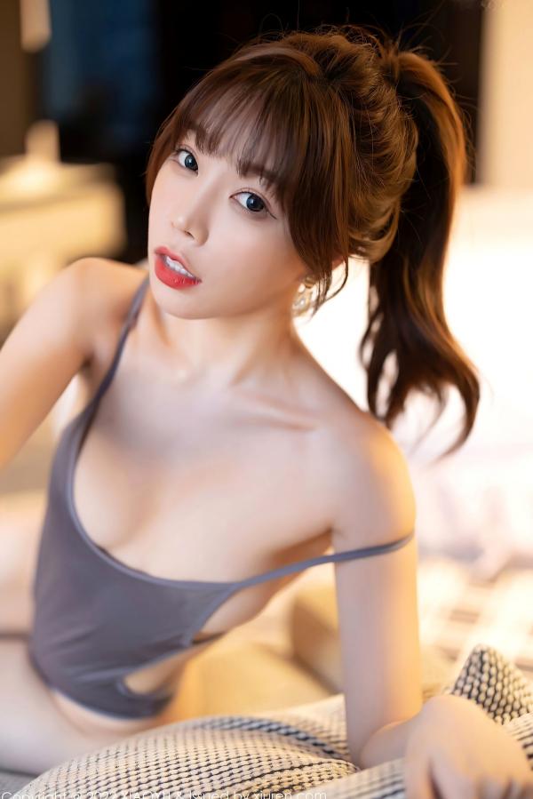 冯雨芝 芝芝  XiaoYu语画界-805-芝芝：灰色高叉连体衣与丝袜的碰撞，浴室卧室私房写真，尽显诱惑美腿大尺度魅力第47张图片
