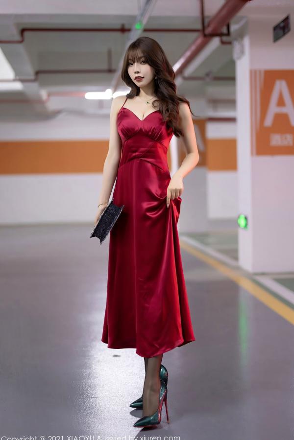 冯雨芝 芝芝  XiaoYu语画界-654-芝芝-猩红吊带礼服黑丝诱惑-车内与私房多场景大尺度写真第1张图片