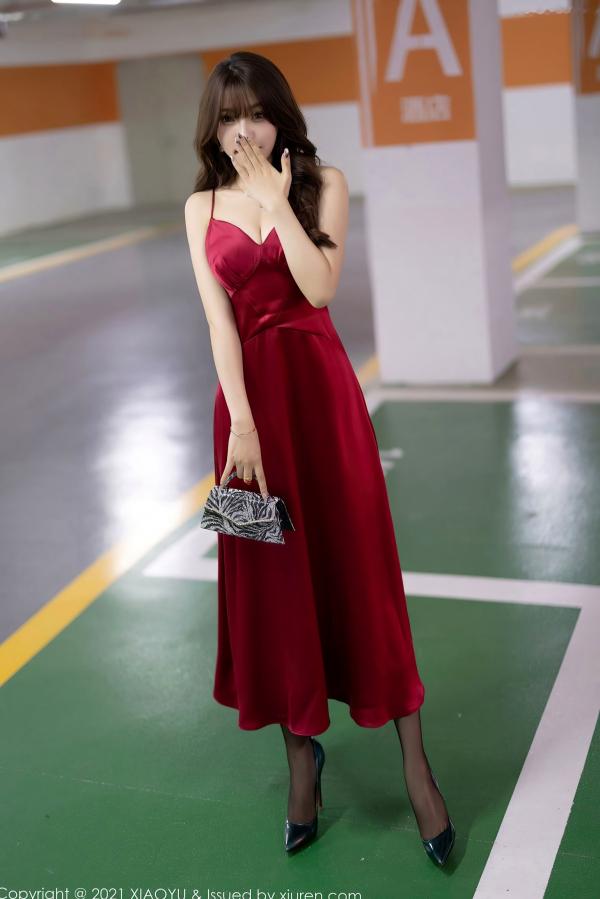 冯雨芝 芝芝  XiaoYu语画界-654-芝芝-猩红吊带礼服黑丝诱惑-车内与私房多场景大尺度写真第3张图片