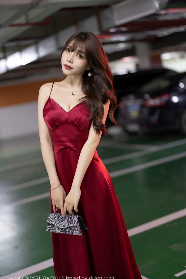 冯雨芝 芝芝  XiaoYu语画界-654-芝芝-猩红吊带礼服黑丝诱惑-车内与私房多场景大尺度写真第4张图片